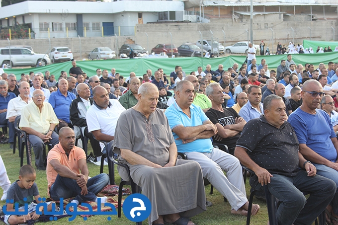 اهالي جلجولية يؤدون صلاة العيد في الملعب البلدي